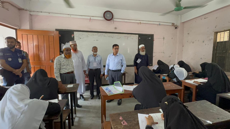 এসএসসি পরীক্ষা পরিদর্শনে জেলা প্রশাসক : নকলমুক্ত প...