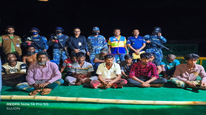 রাজবাড়ী পদ্মা নদীতে বালু উত্তোলনের দায়ে ১০ জনকে কা...