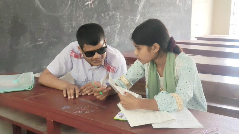 দৃষ্টিহীনতার প্রতিবন্ধকতা পারেনি থামাতে এসএসসি পরী...