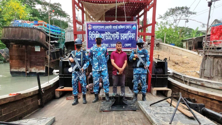 ভোলার ৪টি অবৈধ আর্টিসানাল ট্রলিং বোট জব্দ করেছে কো...
