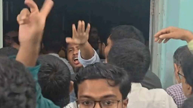 ছাত্রদল-ছাত্রশিবিরের সংঘর্ষে কুমিল্লা রণক্ষেত্র...