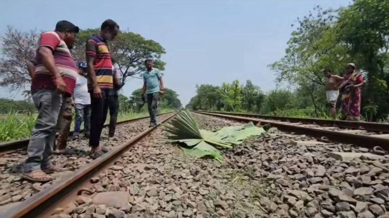 ভেড়ামারায় অজ্ঞাত যুবককে হত্যার পর রেললাইনের উপর লা...