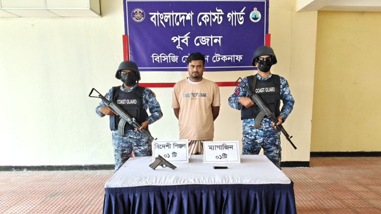 পিস্তল সহ মানবপাচারকারীকে আটক করেছে টেকনাফ কোস্টগা...