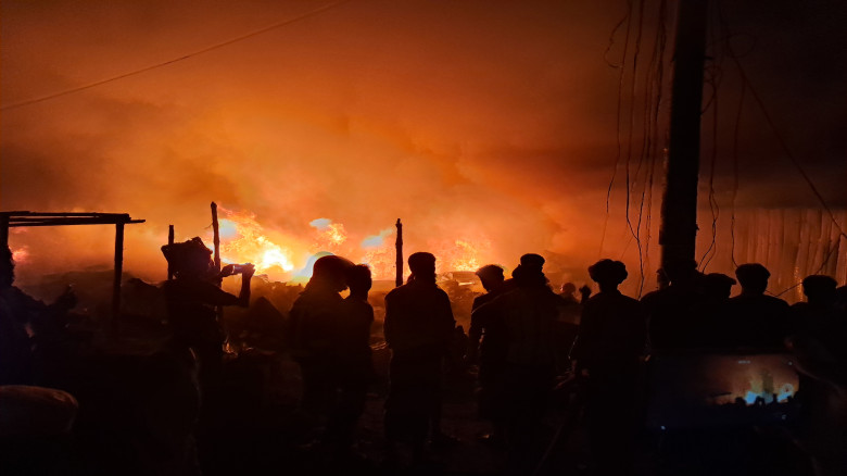 নারায়ণগঞ্জে জুটের গোডাউনে ভয়াবহ অগ্নিকান্ড, কোটি ট...