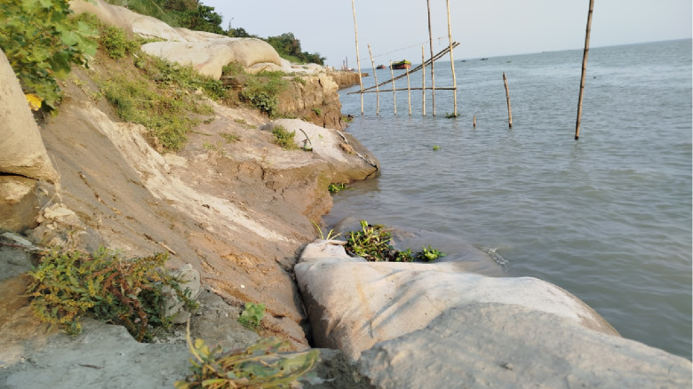 শিবালয়ের নয়াকান্দিতে পদ্মার ভাঙ্গন আতঙ্ক, স্থায়ী...