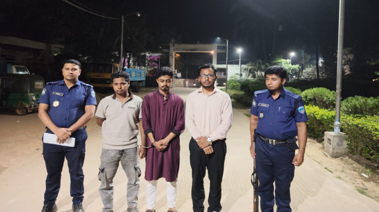 বাঁশখালীতে 'অনলাইন জুয়া' কাণ্ডে সমন্বয়কসহ দুই যুবক...