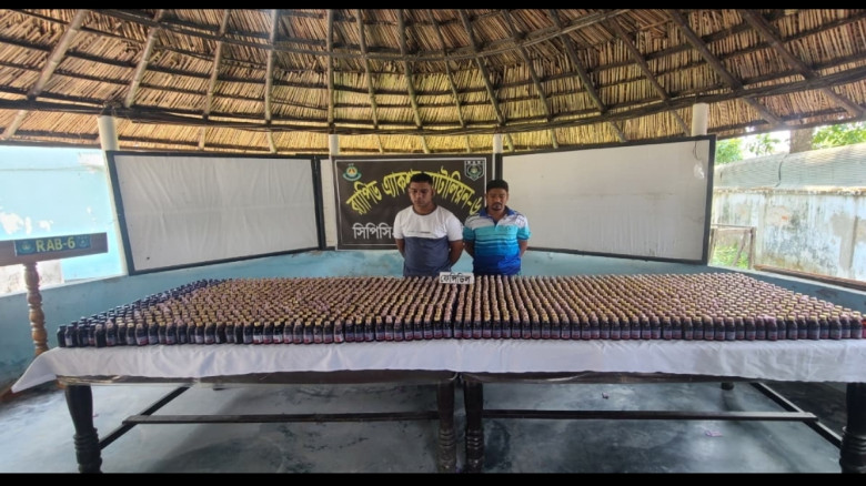 সাতক্ষীরায় র‍্যাবের অভিযানে ১,৬৪৯ বোতল ফেন্সিডিলসহ...