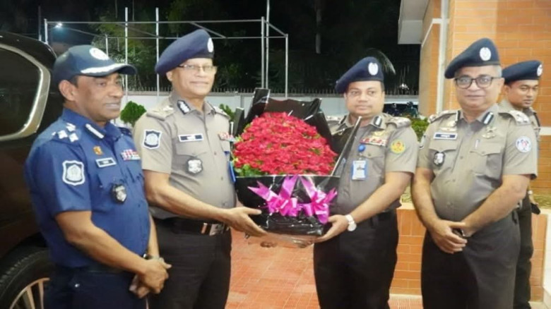 খু‌ন্লনায় লবণচরা থানার নতুন ভবন পরিদর্শনে আইজিপি...
