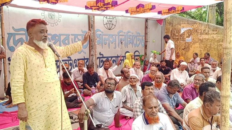 বকেয়া পরিশোধের দাবিতে দৌলতপুর জুট মিল শ্রমিকদের অ...