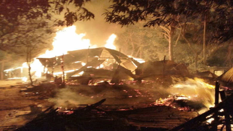 আগৈলঝাড়ায় ভয়াবহ অগ্নিকাণ্ড: তিন পরিবারের বসতঘর পুড়...