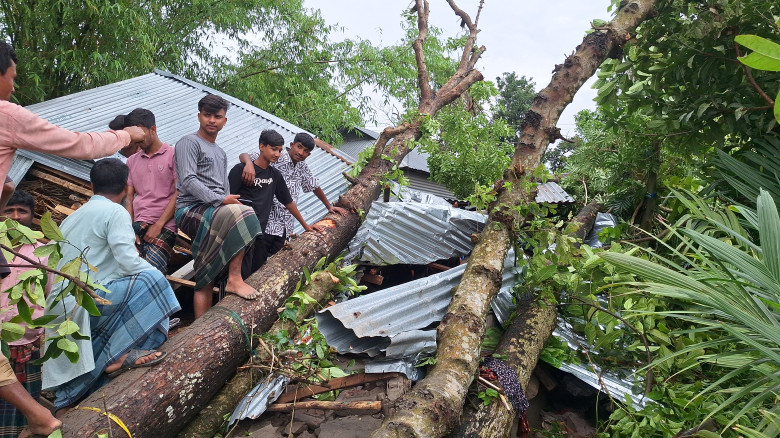 জামালপুরের মেলান্দহে কাল বৈশাখী ঝড়ে মা সহ ২মেয়ের ম...