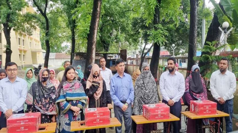 সৈয়দপুরে অসহায় ও দুস্থদের মাঝে সেলাইমেশিন বিতরণ...