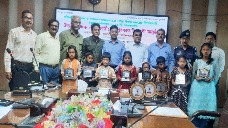নীলফামারীতে ক্রেস্ট-সনদ পত্র পেলো উত্তম ৫শিক্ষক ও ...