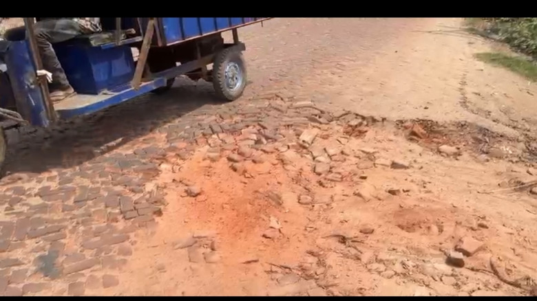 খানাখন্দে ভরা লক্ষ্মীপুর–রায়পুর সড়ক, চরম ভোগান্তিত...