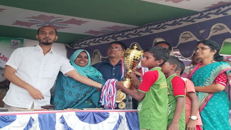 নিয়ামতপুরে প্রাথমিক বিদ্যালয় গোল্ডকাপ ফুটবল টুর্না...
