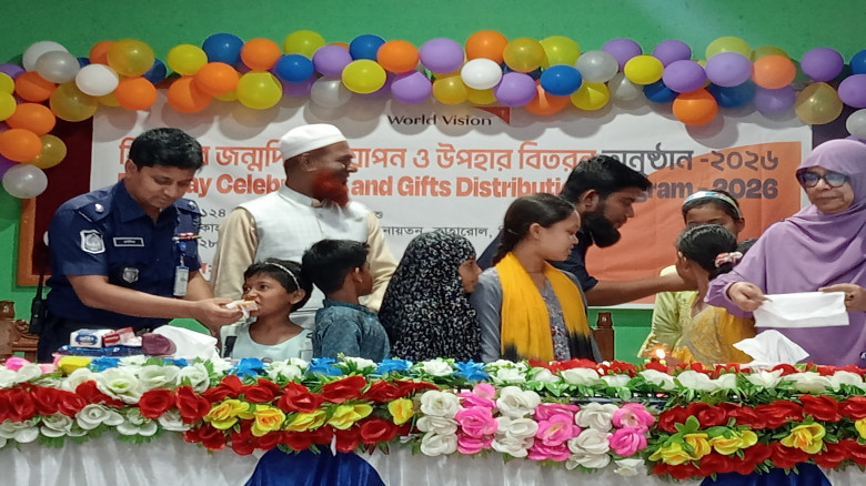 কাহারোলে শিশুদের মুখে হাসি ফোটাতে ওয়ার্ল্ডভিশনের ব...