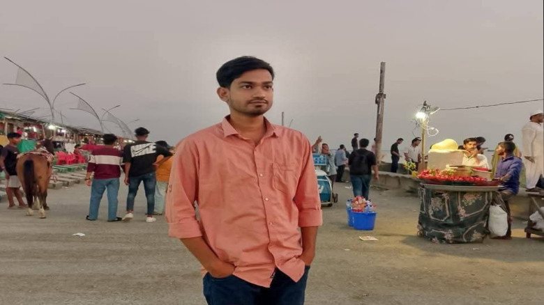 রাশিয়া যাওয়ার জন্য টাকা না পেয়ে অভিমানে ফেসবুকে পো...