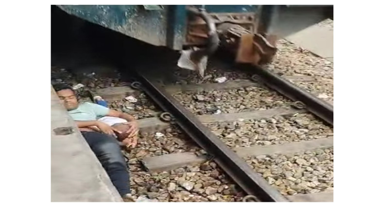 বাবার কারণে বেঁচে গেল শিশু ছেলের প্রাণ...