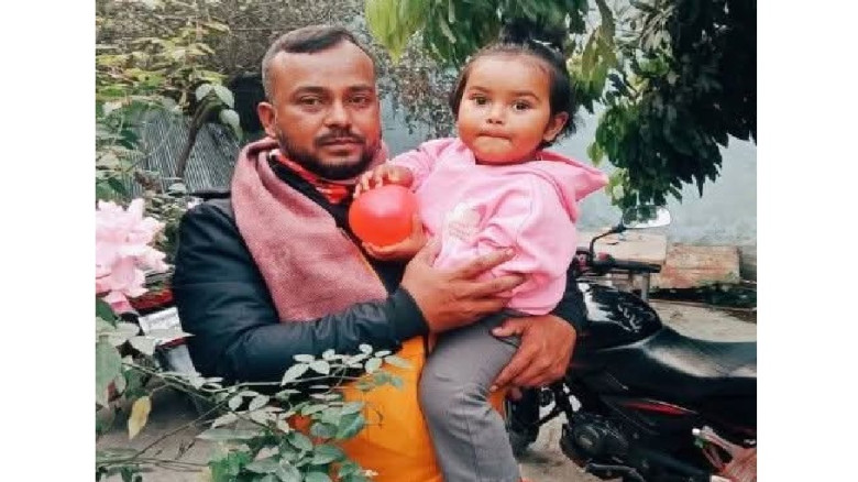 বজ্রাঘাতে প্রাণ গেল বাবার, কোল থেকে ছিটকে প্রাণে ব...