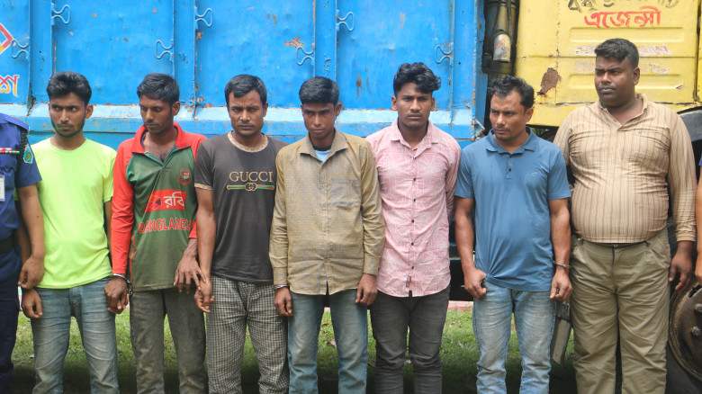 নওগাঁয় ডাকাতির প্রস্তুতিকালে দেশি অস্ত্রসহ সাত ডাক...