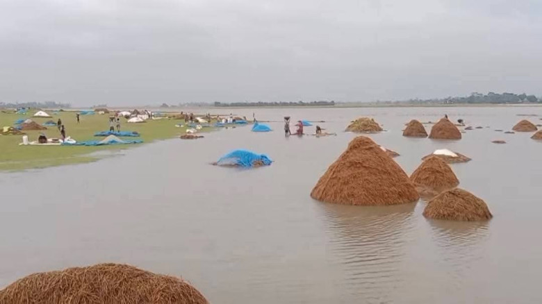 সুনামগঞ্জের উজানের ঢল-বৃষ্টিতে হাওরে দ্রুত বাড়ছে প...