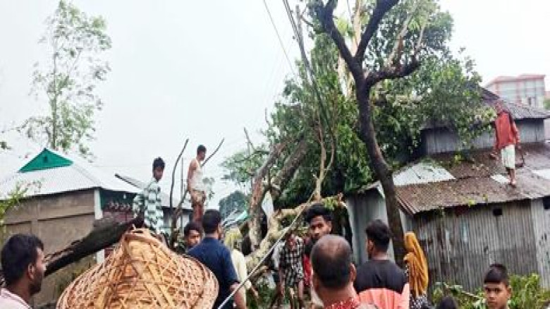 হবিগঞ্জে কালবৈশাখী ঝড়ের তাণ্ডবে বিদ্যুৎ বিপর্যয়,জন...
