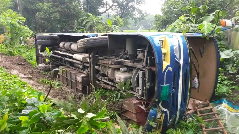 পাকুন্দিয়ায় স্কুলছাত্রীকে বাঁচাতে গিয়ে উল্টে গেল ব...