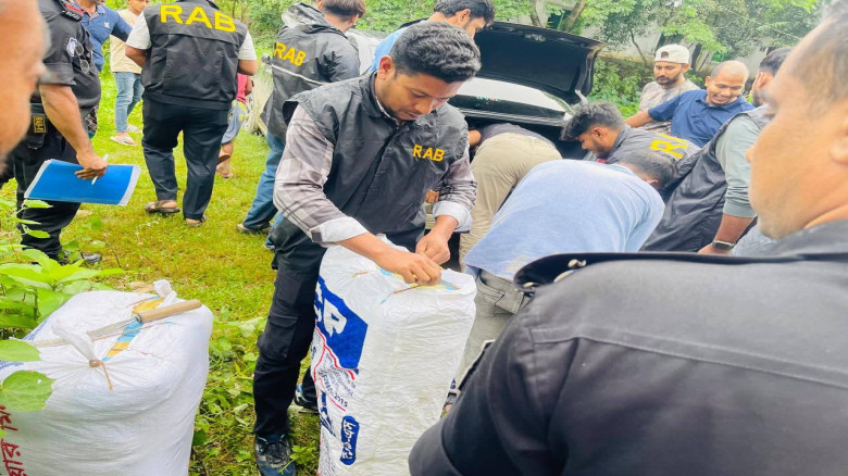 তিতাসে প্রাইভেটকারসহ ৫ বস্তা গাঁজা উদ্ধার, দুই মাদ...