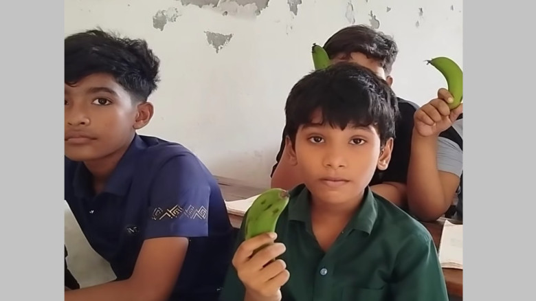 প্রাথমিক বিদ্যালয়ের শিক্ষার্থীদের টিফিনে বন রুটির...
