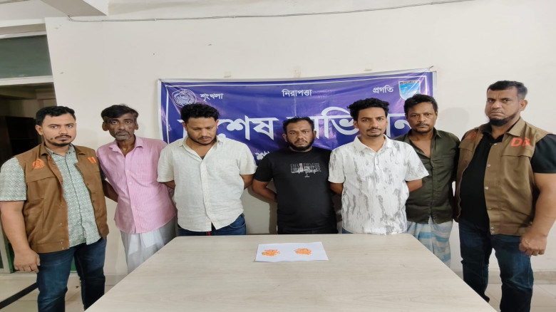 সাভারে ডিবির পৃথক অভিযানে ইয়াবাসহ ৫জন গ্রেফতার...