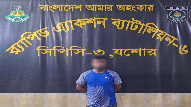 র‍্যাবে ৬ অভিযানে অস্ত্রসহ সন্ত্রাসী গ্রেফতার...