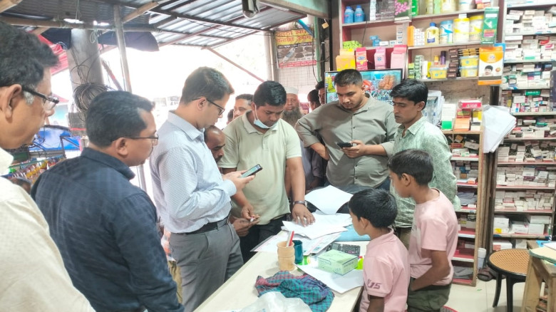 কসবায় ভ্রাম্যমাণ আদালতের অভিযান তিন দোকানে ১৩ হাজা...