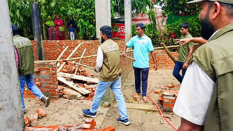 পেকুয়ায় রিজার্ভ বনভূমিতে অবৈধ বসতি উচ্ছেদ অভিযান...
