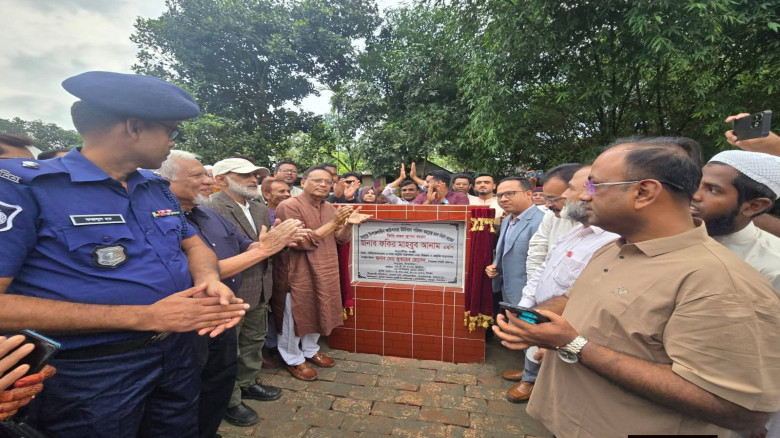 এ সরকার দেশ ও জনগণের উন্নয়নে কাজ করছে...