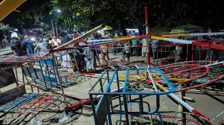 চলন্ত নাগরদোলা ভেঙে পড়ে ৫ শিশু-কিশোর আহত...
