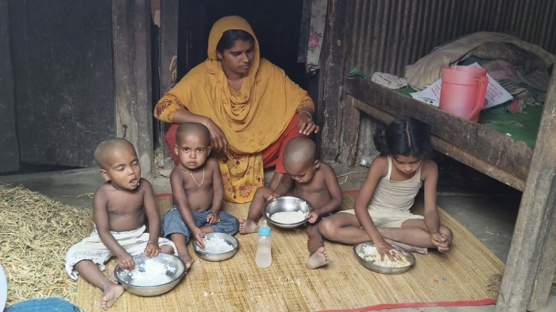 ১৩ বছর ধরে ঝুপড়ি ঘরে বন্যা খাতুন দম্পতির মানবেতর জ...