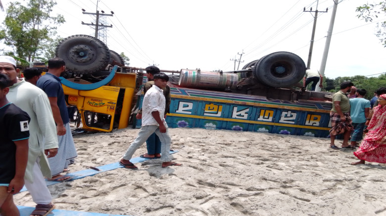 ময়মনসিংহে সড়ক দুর্ঘটনায় নারীসহ নিহত ৪...