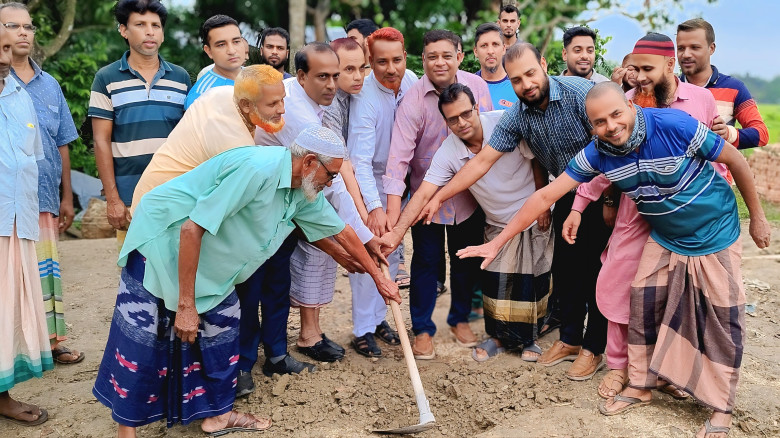 কেশরহাটে অগ্নিকাণ্ডে ক্ষতিগ্রস্ত বিধবা রেহেনার বাড়...