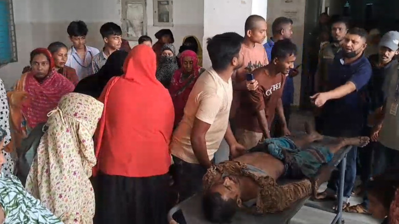 গোপালগঞ্জে মহাসড়কের মাঝে ইজিবাইক,ভ্যান: বাস চাপায় ...