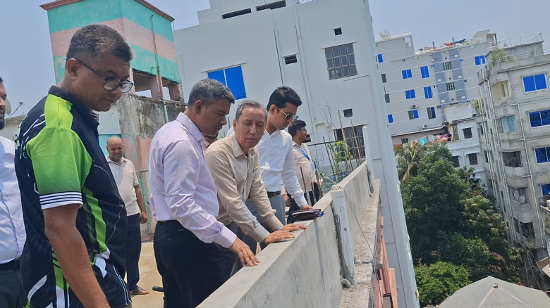 হেলে পড়া ভবনে আতঙ্ক : চাঁদপুরে দুই ভবন খালি করতে প...