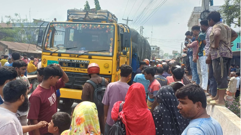 লালপুরে ট্রাকচাপায় মোটরসাইকেল চালকের মৃত্যু...