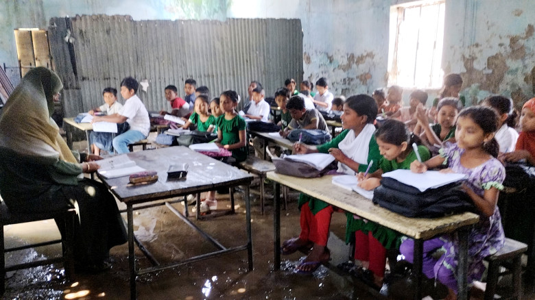 জরাজীর্ণ ভবনে ঝুঁকিপূর্ণ ক্লাস, দুর্ঘটনার শঙ্কায় ৪...