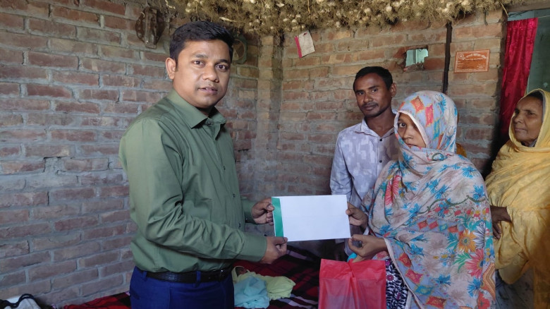 শিবগঞ্জে তিন সন্তান জন্ম দেয়া পরিবারের পাশে ইউএনও...