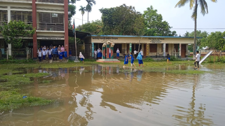নিষ্কাশনের অভাবে বিদ্যালয় মাঠে জলাবদ্ধতা, দুর্ভোগে...