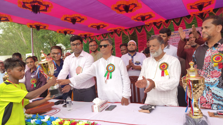 পুরস্কার বিতরণ করলেন এমপি...