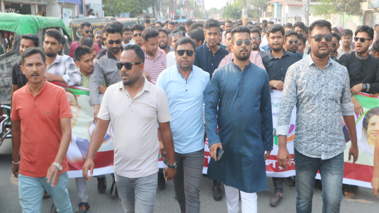 নওগাঁয় ছাত্রদলের নতুন কমিটি ঘোষনা করায় আনন্দ মিছিল...