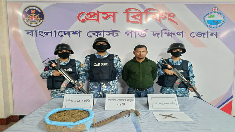 ভোলায় যাত্রীবাহী লঞ্চ থেকে বন্দুক  তাজা গোলা ও গাঁ...