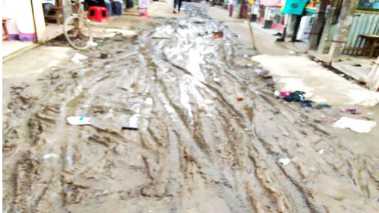 ঝিনাইগাতী বাজারে নানা সমস্যা অল্প বৃষ্টিতেই হাটু প...