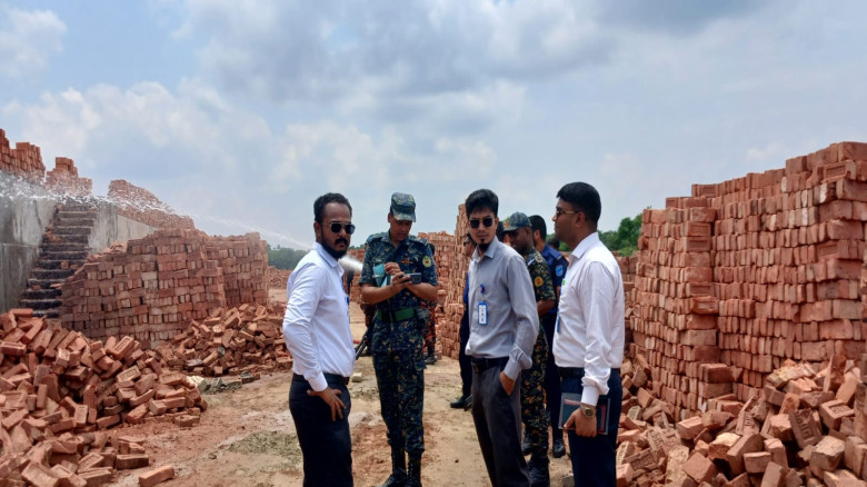 গোপালগঞ্জে ইটভাটায় ভ্রাম্যমান আদালতের অভিযানে ১৬ ল...