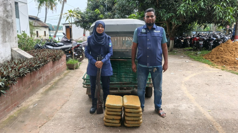 কসবায় ২৪ কেজি গাঁজা ও সিএনজি অটোরিকশা উদ্ধার...